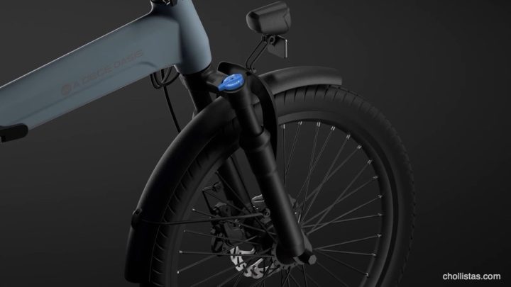 La revolución de las calles tiene nombre: probamos la ADO Air 20 Pro 2026 (y te explicamos por qué es el chollo tecnológico del año) 4 Detalle de la rueda delantera y la horquilla con suspensión bloqueable mediante un dial azul