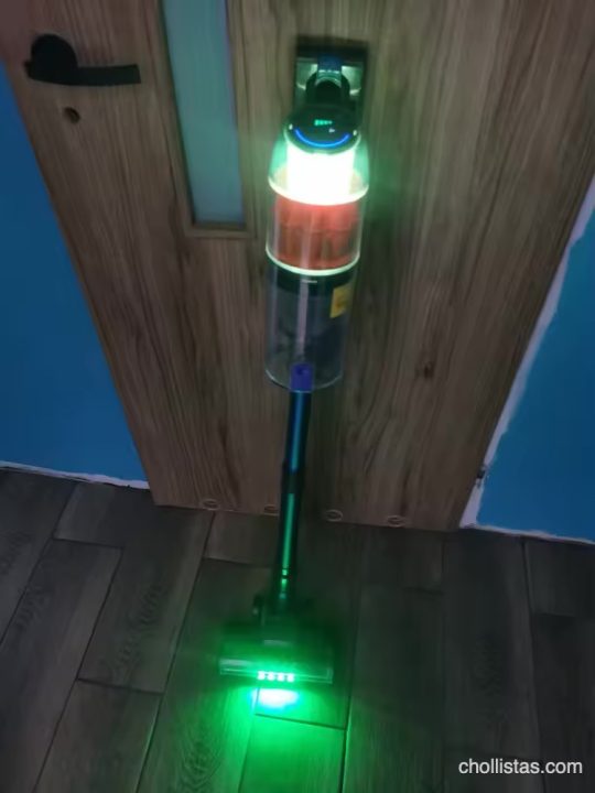 Aspiradora COTIAR R11 con luz LED verde en el cabezal, modos de mano y accesorios como filtros y boquillas