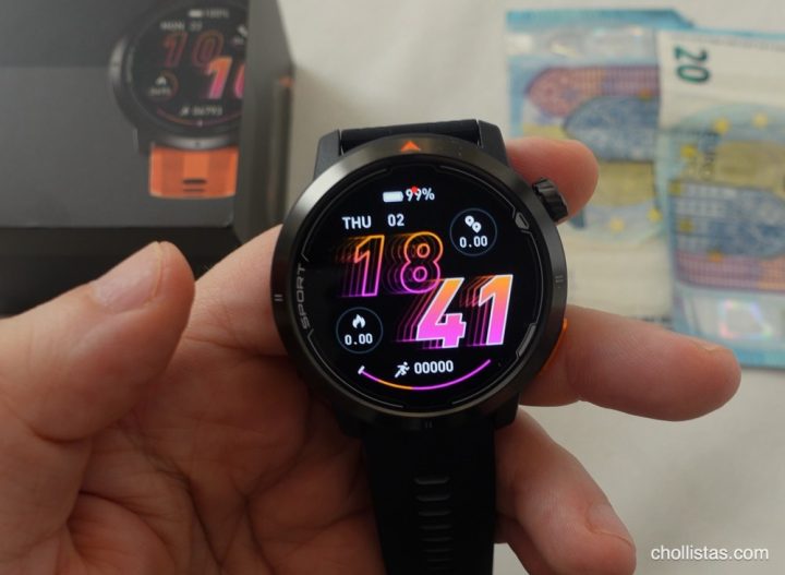 Reloj inteligente DT G9 con pantalla AMOLED encendida junto a dos billetes de 20 euros que representan su precio