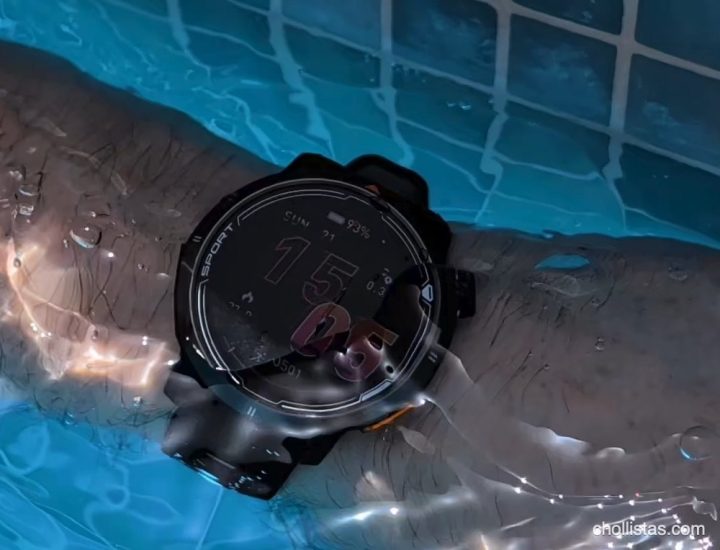 Smartwatch DT G9 sumergido en el agua de una piscina mientras está colocado en la muñeca