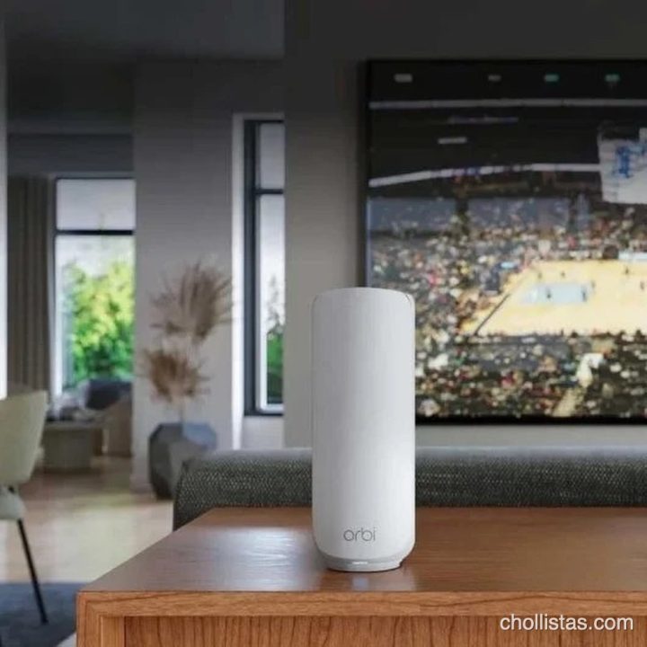 Dispositivo NETGEAR Orbi blanco de diseño cilíndrico sobre un mueble de madera en un salón moderno
