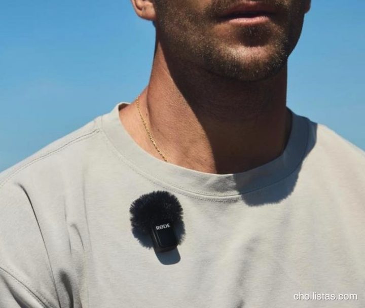 Micrófono inalámbrico RØDE con paravientos de pelo enganchado al cuello de la camiseta de una persona
