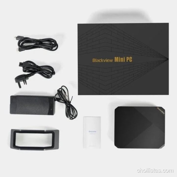 Mini PC Blackview junto a su caja, adaptador de corriente, cables, soporte base y manual de instrucciones