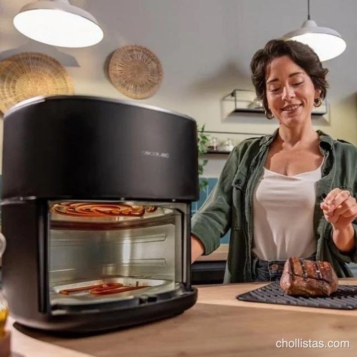 Freidora de aire Cecotec mostrando sus resistencias superior e inferior encendidas dentro de la cavidad