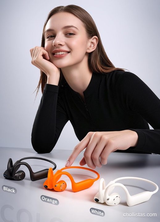 Mujer junto a auriculares de conducción ósea con cámara en negro, naranja y blanco